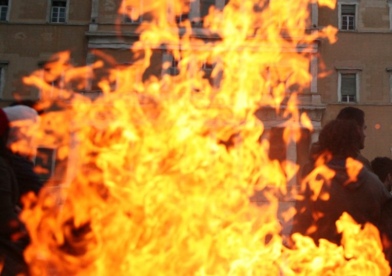 Πάτρα: Κάηκε ζωντανή μπροστά στα μάτια των περαστικών | Newsit.gr Πάτρα: Κάηκε ζωντανή μπροστά στα μάτια των περαστικών | Newsit.gr
