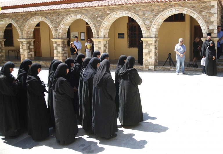 «Μαϊμου» καλόγριες εμφανίστηκαν στον Πύργο | Newsit.gr «Μαϊμου» καλόγριες εμφανίστηκαν στον Πύργο | Newsit.gr