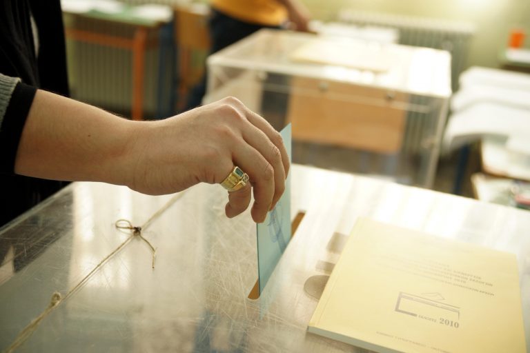 Ηράκλειο: Τι φαντάζεστε ότι έριξε η γιαγιά στην κάλπη; | Newsit.gr Ηράκλειο: Τι φαντάζεστε ότι έριξε η γιαγιά στην κάλπη; | Newsit.gr