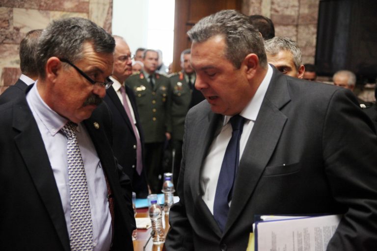 Άγριο επεισόδιο στην Βουλή! Παππάς και Κασιδιάρης έβριζαν Καμμένο και πρόσφυγες – Κλήθηκε ο φρούραρχος | Newsit.gr Άγριο επεισόδιο στην Βουλή! Παππάς και Κασιδιάρης έβριζαν Καμμένο και πρόσφυγες – Κλήθηκε ο φρούραρχος | Newsit.gr