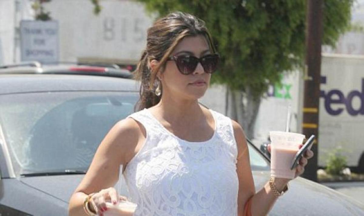 Η έγκυος Kourtney Kardashian πίνει για δύο! | Newsit.gr Η έγκυος Kourtney Kardashian πίνει για δύο! | Newsit.gr