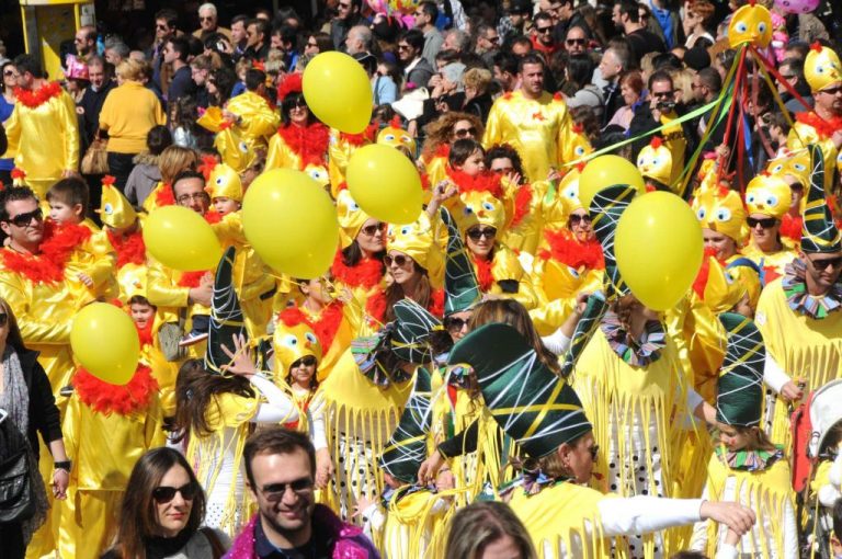 Η ώρα των καρναβαλιστών στην Πάτρα – Το «τέρας της κρίσης» θα ανοίξει τη μεγάλη παρέλαση | Newsit.gr Η ώρα των καρναβαλιστών στην Πάτρα – Το «τέρας της κρίσης» θα ανοίξει τη μεγάλη παρέλαση | Newsit.gr