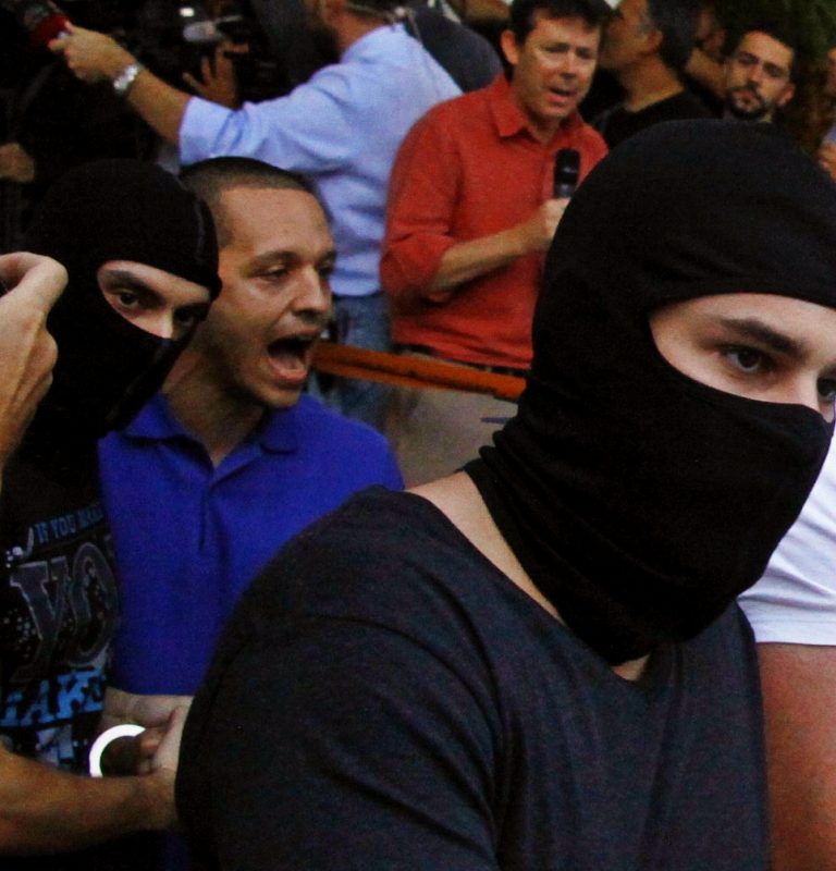 «Πυρ και μανία» με τον Κασιδιάρη συγγενείς και φίλοι του Γιώργου Ρουπακιά | Newsit.gr «Πυρ και μανία» με τον Κασιδιάρη συγγενείς και φίλοι του Γιώργου Ρουπακιά | Newsit.gr