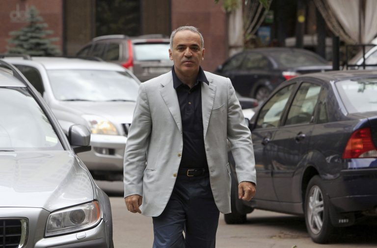 Δεν οργάνωσε διαδήλωση ο Κασπάροφ, δάγκωσε όμως αστυνομικό; | Newsit.gr Δεν οργάνωσε διαδήλωση ο Κασπάροφ, δάγκωσε όμως αστυνομικό; | Newsit.gr