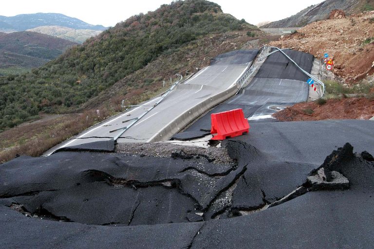 Καθίζηση στην Ε.Ο. Τρίπολης – Σπάρτης | Newsit.gr Καθίζηση στην Ε.Ο. Τρίπολης – Σπάρτης | Newsit.gr