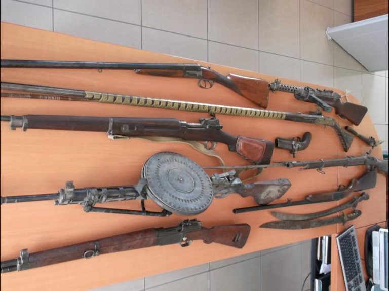 Κεφαλλονιά: 57χρονος ζούσε σε ένα σπίτι γεμάτο όπλα – ΦΩΤΟ | Newsit.gr Κεφαλλονιά: 57χρονος ζούσε σε ένα σπίτι γεμάτο όπλα – ΦΩΤΟ | Newsit.gr