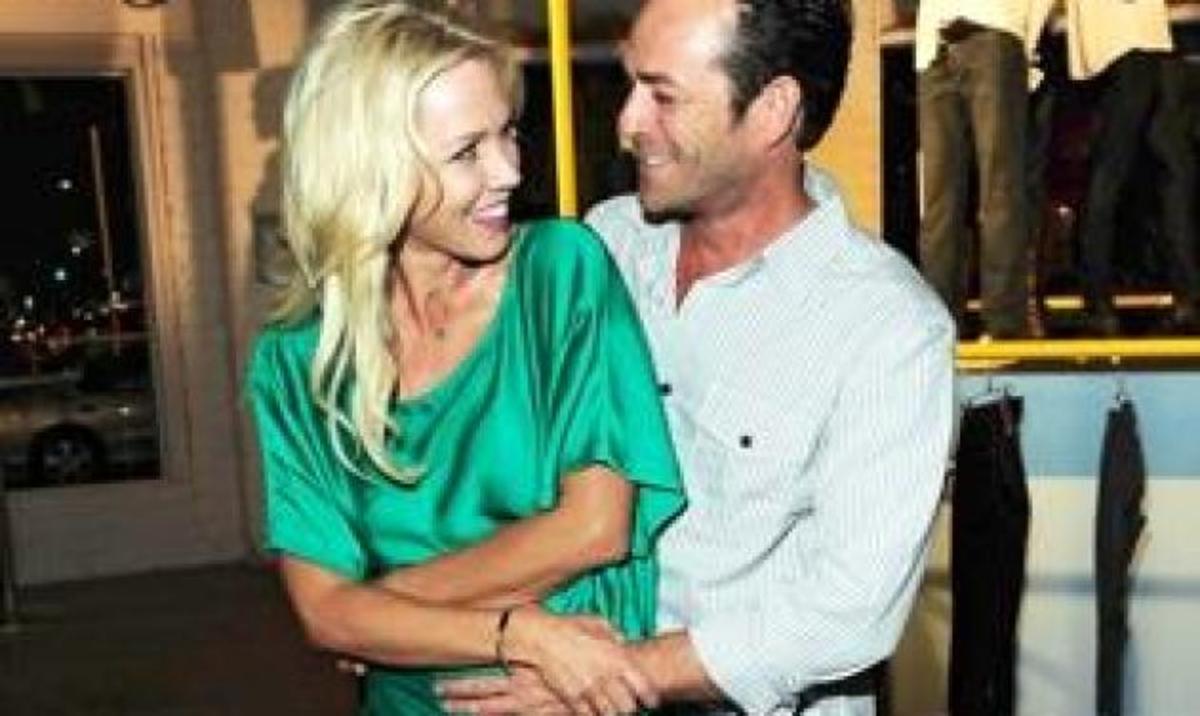 Οι τηλεοπτικοί Kelly και Dylan ερωτεύτηκαν πραγματικά 20 χρόνια μετά τα «χτυποκάρδια στο Β. Hills»! | Newsit.gr Οι τηλεοπτικοί Kelly και Dylan ερωτεύτηκαν πραγματικά 20 χρόνια μετά τα «χτυποκάρδια στο Β. Hills»! | Newsit.gr