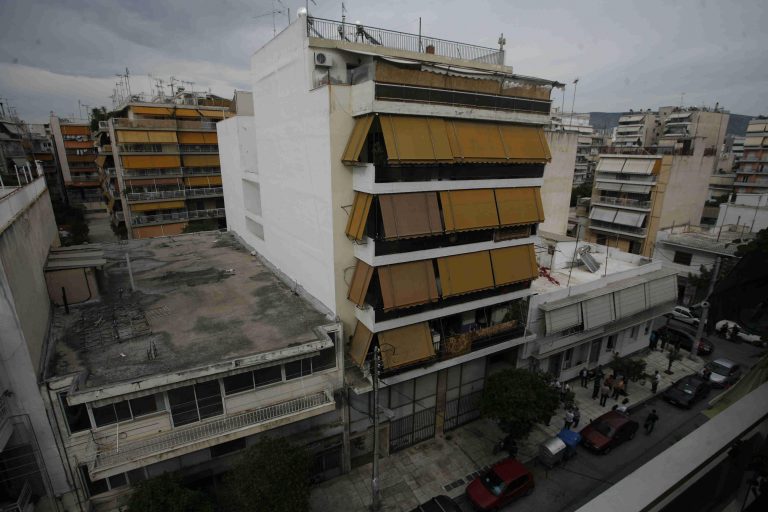 Θεσσαλονίκη: Πετούσε αντικείμενα στους περαστικούς και μετά έπεσε στο κενό! | Newsit.gr Θεσσαλονίκη: Πετούσε αντικείμενα στους περαστικούς και μετά έπεσε στο κενό! | Newsit.gr