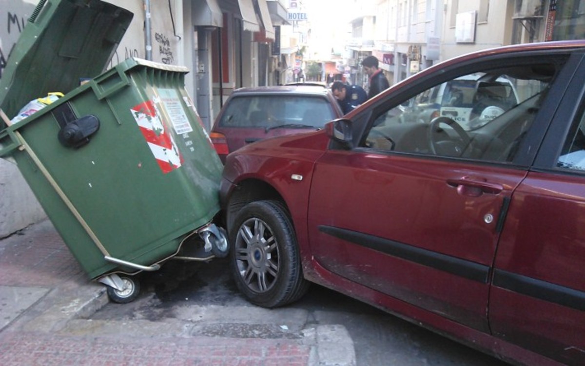 Λαμία: Ο… 93χρονος οδηγός δεν είδε το STOP – ΦΩΤΟ | Newsit.gr Λαμία: Ο… 93χρονος οδηγός δεν είδε το STOP – ΦΩΤΟ | Newsit.gr