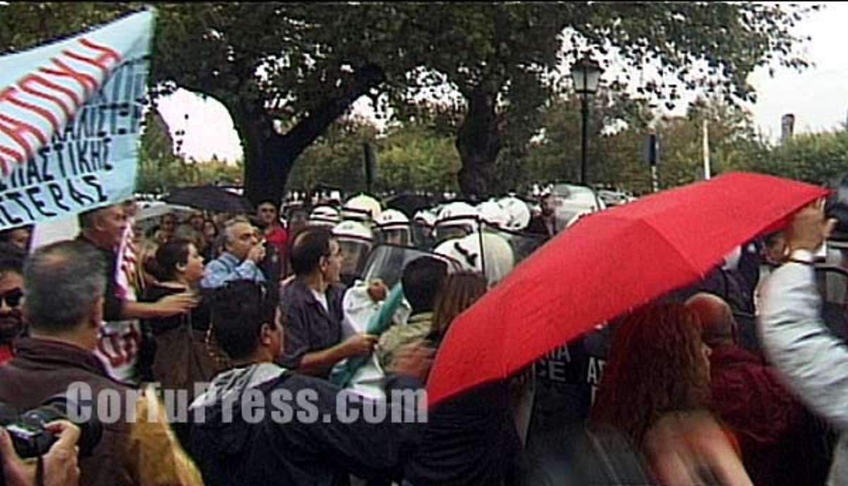 Βροχή, ένταση και διακοπή στην παρέλαση της Κέρκυρας | Newsit.gr Βροχή, ένταση και διακοπή στην παρέλαση της Κέρκυρας | Newsit.gr