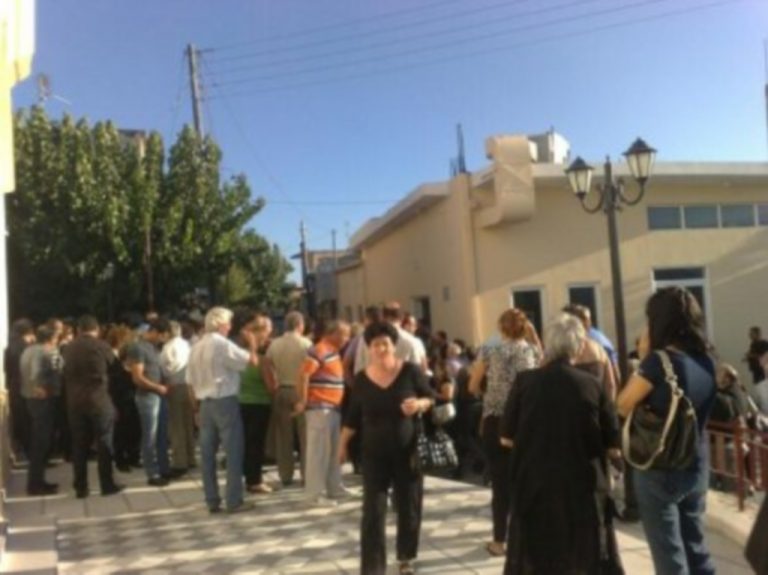 Οδύνη για τον χαμό της γυναίκας του αστυνομικού στην Κρήτη – Τραγικές φιγούρες οι γονείς και οι κόρες της | Newsit.gr Οδύνη για τον χαμό της γυναίκας του αστυνομικού στην Κρήτη – Τραγικές φιγούρες οι γονείς και οι κόρες της | Newsit.gr