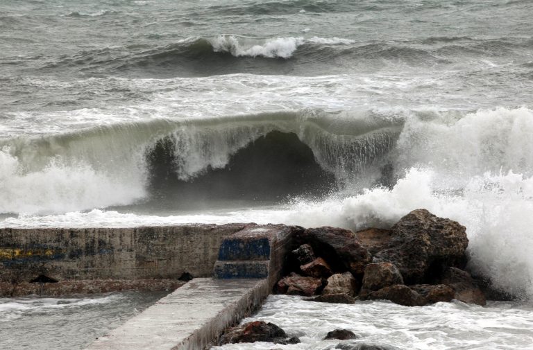 Τα μεγάλα κύματα έπνιξαν ένα 16χρονο αγόρι στην Κρήτη | Newsit.gr Τα μεγάλα κύματα έπνιξαν ένα 16χρονο αγόρι στην Κρήτη | Newsit.gr