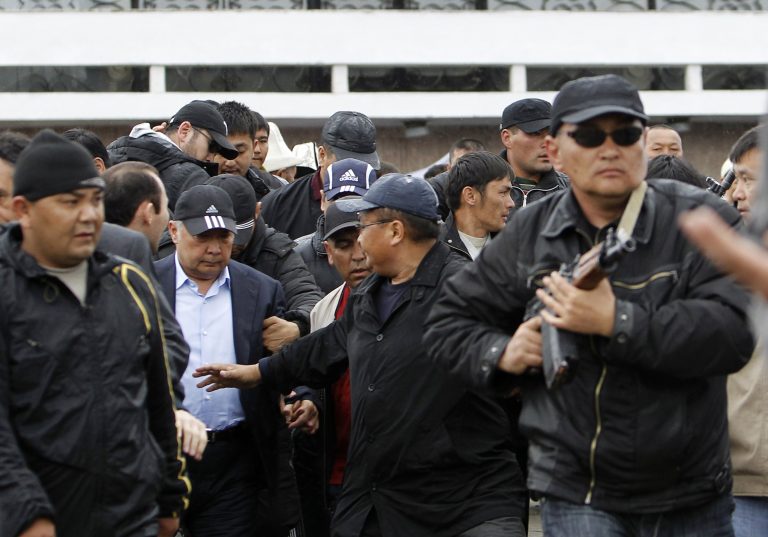 Κιργιστάν: Εισβολή υποστηρικτών του Μπακίγεφ σε κυβερνητικό κτίριο | Newsit.gr Κιργιστάν: Εισβολή υποστηρικτών του Μπακίγεφ σε κυβερνητικό κτίριο | Newsit.gr