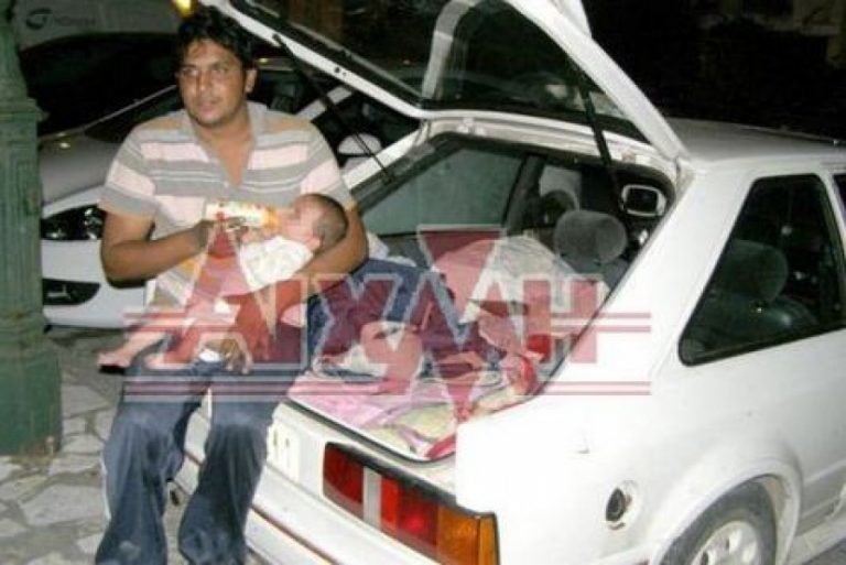 Ναύπακτος:Οι »άθλιοι» του 2012-Οικογένεια με 3 μωρά ζει σε αυτοκίνητο! | Newsit.gr Ναύπακτος:Οι »άθλιοι» του 2012-Οικογένεια με 3 μωρά ζει σε αυτοκίνητο! | Newsit.gr