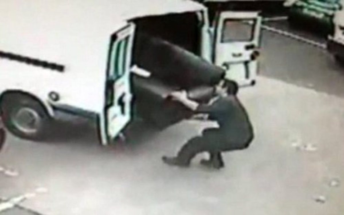 Οι κλέφτες φόρτωναν και ο ιδιοκτήτης… ξεφόρτωνε! ΒΙΝΤΕΟ | Newsit.gr Οι κλέφτες φόρτωναν και ο ιδιοκτήτης… ξεφόρτωνε! ΒΙΝΤΕΟ | Newsit.gr