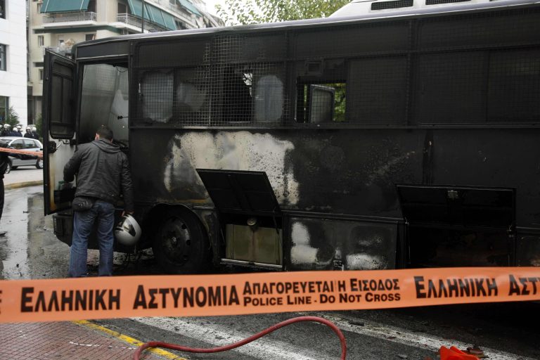 Πάτρα: Πήρε φωτιά η κλούβα που μετέφερε κρατούμενους στην Αθήνα | Newsit.gr Πάτρα: Πήρε φωτιά η κλούβα που μετέφερε κρατούμενους στην Αθήνα | Newsit.gr