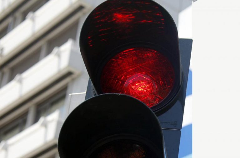 Βόλος: Και πέρασε με κόκκινο και έβρισε τους Αστυνομικούς | Newsit.gr Βόλος: Και πέρασε με κόκκινο και έβρισε τους Αστυνομικούς | Newsit.gr