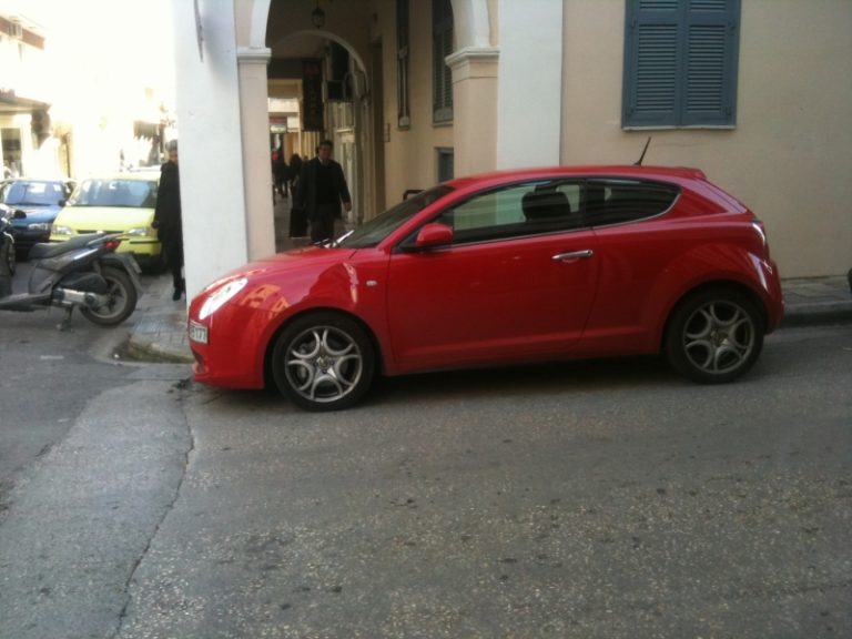 Πάτρα: Διέλυσε σταθμευμένο αυτοκίνητο γιατί του έκλεινε τον δρόμο! | Newsit.gr Πάτρα: Διέλυσε σταθμευμένο αυτοκίνητο γιατί του έκλεινε τον δρόμο! | Newsit.gr