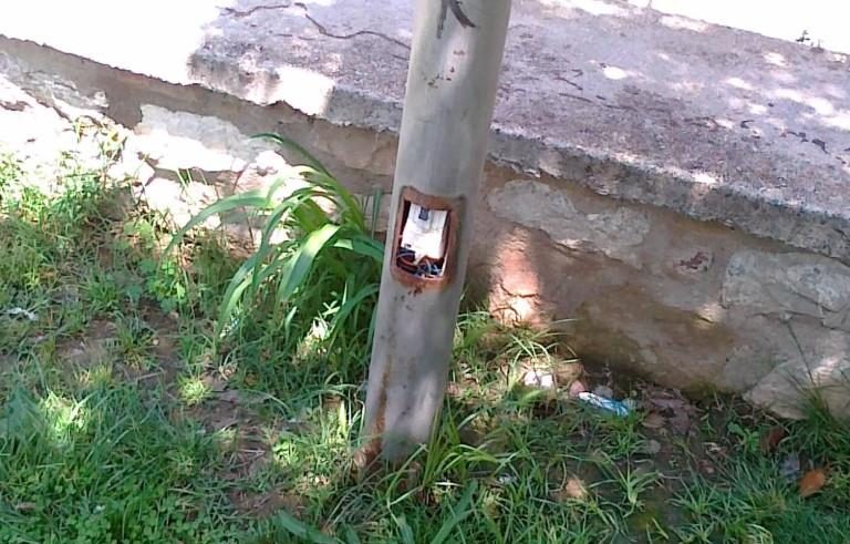 Κολώνες θανάτου στις πλατείες των Τρικάλων | Newsit.gr Κολώνες θανάτου στις πλατείες των Τρικάλων | Newsit.gr