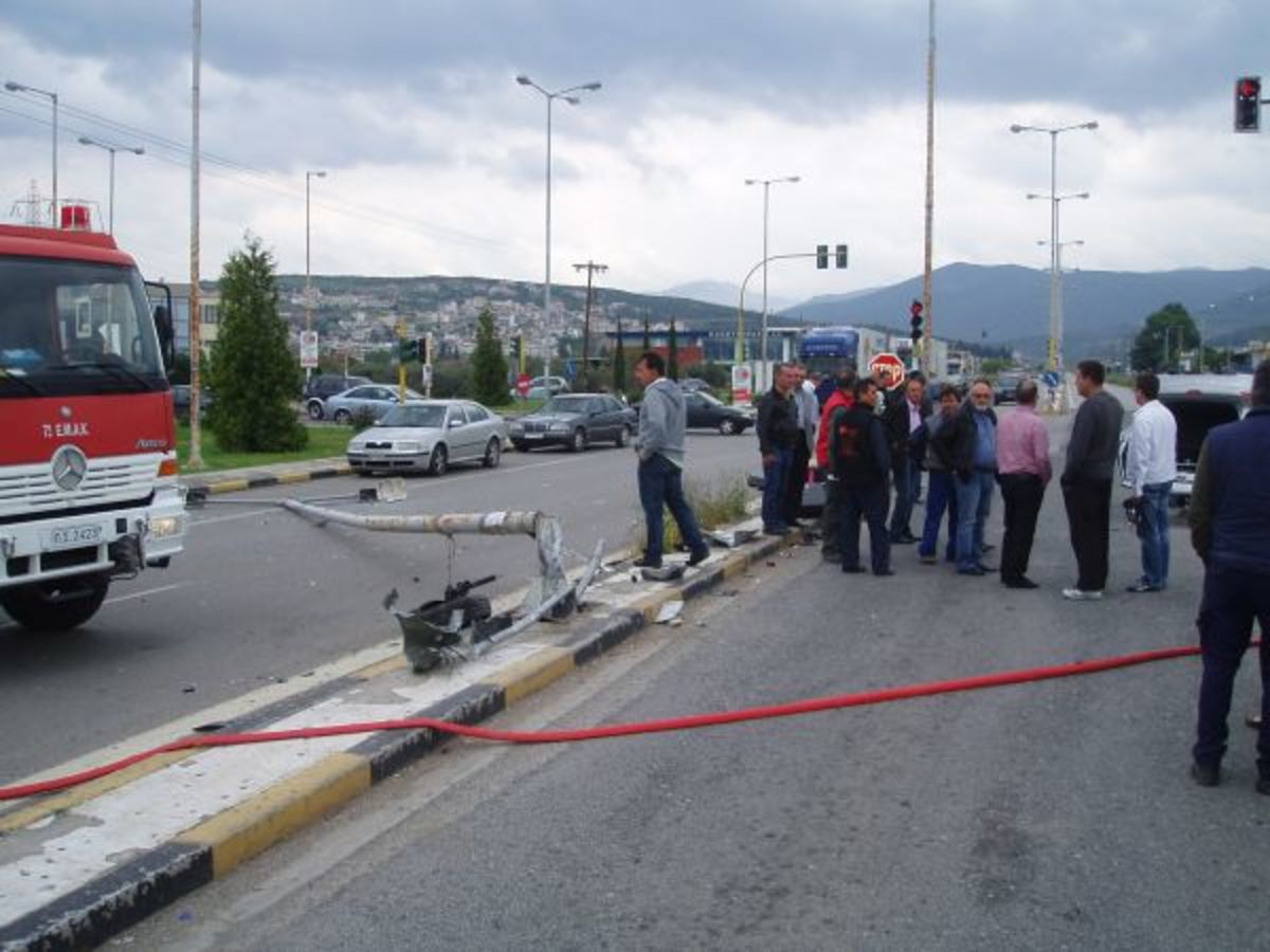Φθιώτιδα: Διέλυσε κολόνα της ΔΕΗ και τούμπαρε στη μέση του δρόμου! | Newsit.gr Φθιώτιδα: Διέλυσε κολόνα της ΔΕΗ και τούμπαρε στη μέση του δρόμου! | Newsit.gr