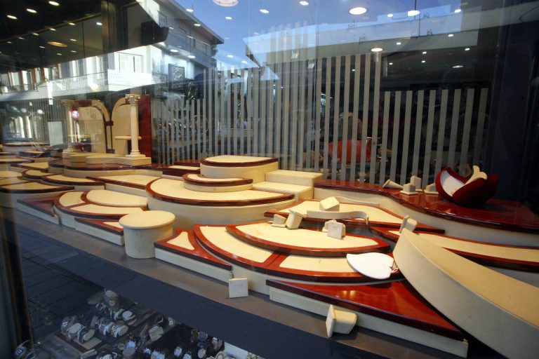 Ξημέρωσε… ληστεία σε κοσμηματοπωλείο στο Χολαργό | Newsit.gr Ξημέρωσε… ληστεία σε κοσμηματοπωλείο στο Χολαργό | Newsit.gr