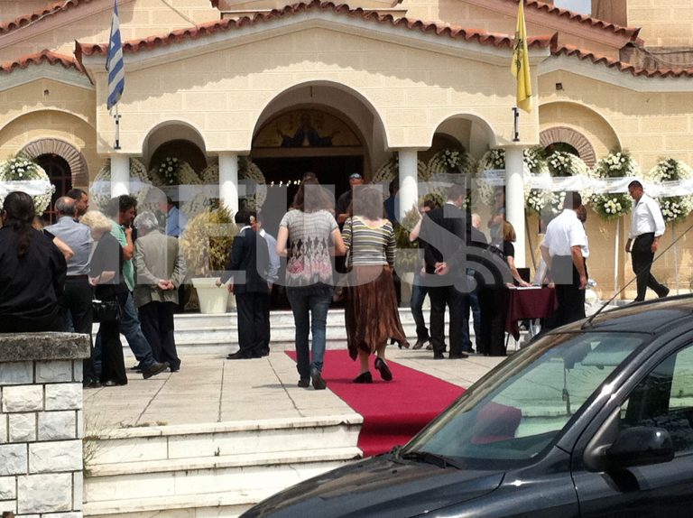 Αποχαιρέτισαν τον δικό τους άνθρωπο – Κλίμα οδύνης στην κηδεία του 34χρονου κοσμηματοπώλη – Φωτό και βίντεο | Newsit.gr Αποχαιρέτισαν τον δικό τους άνθρωπο – Κλίμα οδύνης στην κηδεία του 34χρονου κοσμηματοπώλη – Φωτό και βίντεο | Newsit.gr