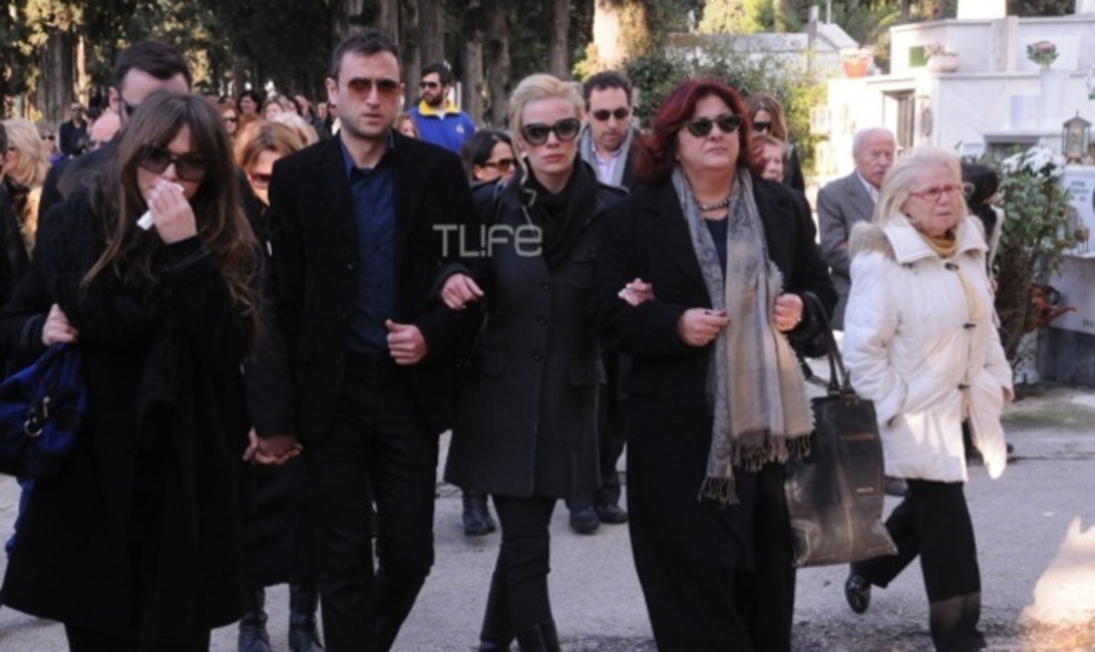 Σε κλίμα βαθιάς συγκίνησης η κηδεία της ηθοποιού Ειρήνης Κουμαριανού | Newsit.gr Σε κλίμα βαθιάς συγκίνησης η κηδεία της ηθοποιού Ειρήνης Κουμαριανού | Newsit.gr