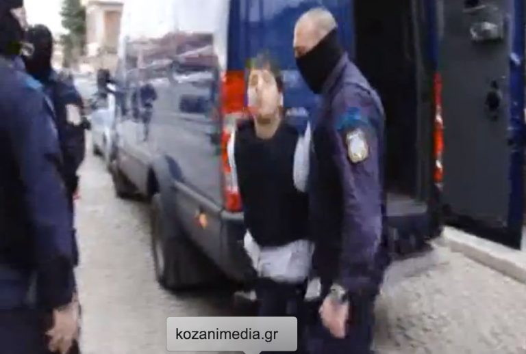 Αρνήθηκαν να απολογηθούν οι συλληφθέντες για τη ληστεία στην Κοζάνη – Έφτυσε την κάμερα ο Δ. Πολίτης – «Ζήτω η αναρχία» φώναξε ο «τοξοβόλος» | Newsit.gr Αρνήθηκαν να απολογηθούν οι συλληφθέντες για τη ληστεία στην Κοζάνη – Έφτυσε την κάμερα ο Δ. Πολίτης – «Ζήτω η αναρχία» φώναξε ο «τοξοβόλος» | Newsit.gr
