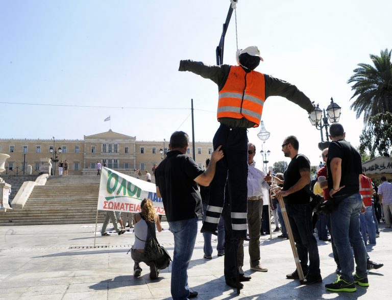 Έστησαν κρεμάλα στο Σύνταγμα (ΦΩΤΟ) | Newsit.gr Έστησαν κρεμάλα στο Σύνταγμα (ΦΩΤΟ) | Newsit.gr