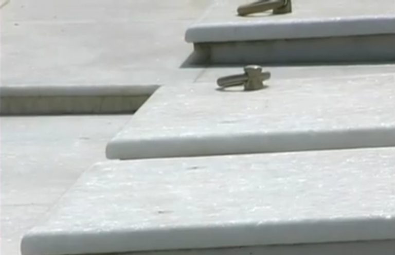 Πάτρα: Έκλεψαν τους κρίκους από τους τάφους | Newsit.gr Πάτρα: Έκλεψαν τους κρίκους από τους τάφους | Newsit.gr