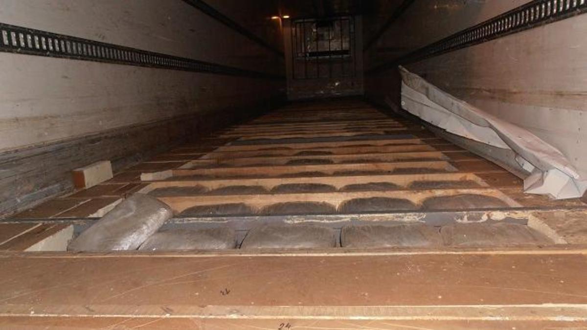 Πάτρα: Πάνω από 370 κιλά χασίς βρέθηκαν σε φορτηγό | Newsit.gr Πάτρα: Πάνω από 370 κιλά χασίς βρέθηκαν σε φορτηγό | Newsit.gr
