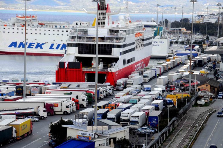 «Έσπασαν» το ναυτικό αποκλεισμό οι αγρότες της Μεσαράς | Newsit.gr «Έσπασαν» το ναυτικό αποκλεισμό οι αγρότες της Μεσαράς | Newsit.gr