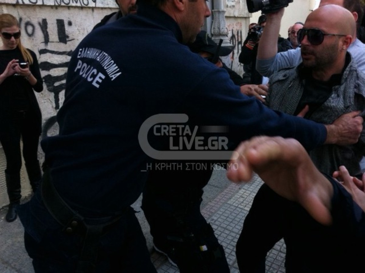 Μπουνιές στα Δικαστήρια Ηρακλείου – Προφυλακιστέοι πατέρας και γιος για τη δολοφονία της 85χρονης | Newsit.gr Μπουνιές στα Δικαστήρια Ηρακλείου – Προφυλακιστέοι πατέρας και γιος για τη δολοφονία της 85χρονης | Newsit.gr