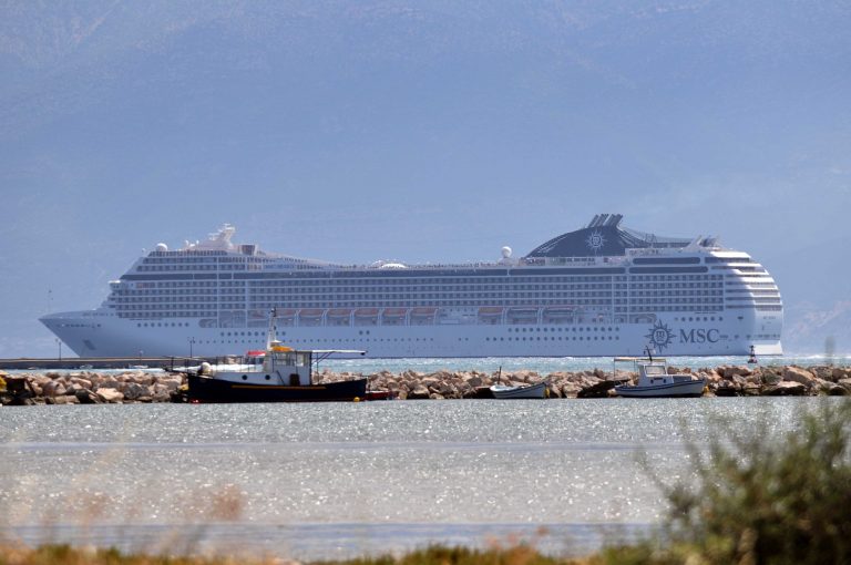 “Ασπίδα” εμπόρων στον κατάπλου του “Ζενίθ” | Newsit.gr “Ασπίδα” εμπόρων στον κατάπλου του “Ζενίθ” | Newsit.gr