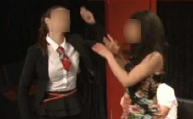 Πασίγνωστες Ελληνίδες πιάστηκαν στα χέρια πάνω στη θεατρική σκηνή! ΒΙΝΤΕΟ | Newsit.gr Πασίγνωστες Ελληνίδες πιάστηκαν στα χέρια πάνω στη θεατρική σκηνή! ΒΙΝΤΕΟ | Newsit.gr