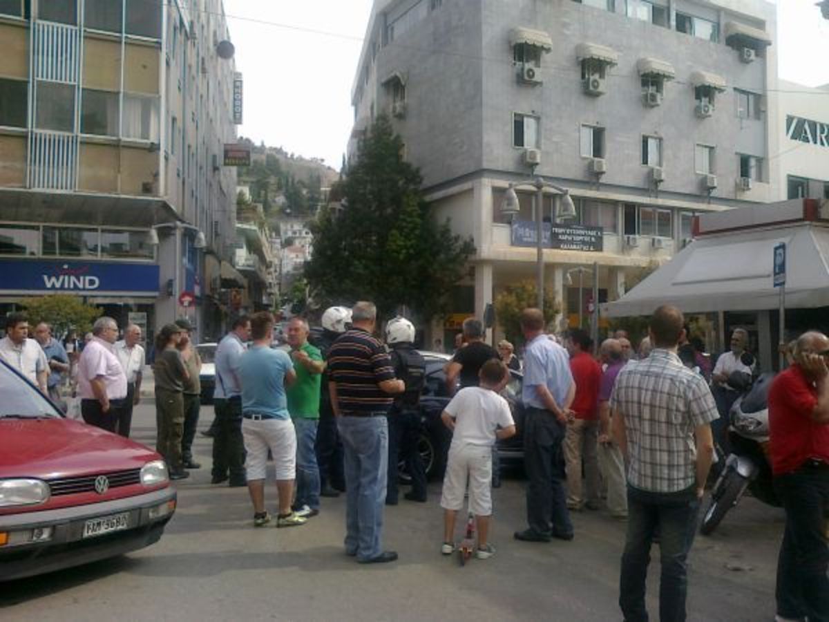 Λαμία: Πλάκωσε στις μπουνιές αστυνομικό επειδή του έκοψε κλήση! | Newsit.gr Λαμία: Πλάκωσε στις μπουνιές αστυνομικό επειδή του έκοψε κλήση! | Newsit.gr