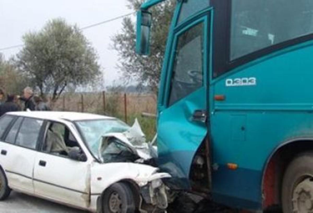 Αιτωλοακαρνανία: «Αναίμακτη» σύγκρουση λεωφορείου με ΙΧ | Newsit.gr Αιτωλοακαρνανία: «Αναίμακτη» σύγκρουση λεωφορείου με ΙΧ | Newsit.gr