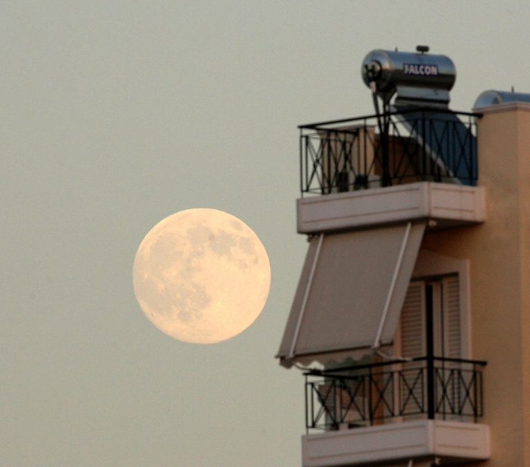 Αχαϊα: Τον έβλεπαν να πέφτει αναίσθητος από το μπαλκόνι του σπιτιού του! | Newsit.gr Αχαϊα: Τον έβλεπαν να πέφτει αναίσθητος από το μπαλκόνι του σπιτιού του! | Newsit.gr