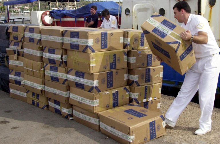 3.000 κούτες λαθραία τσιγάρα στις ακτές της Εύβοιας | Newsit.gr 3.000 κούτες λαθραία τσιγάρα στις ακτές της Εύβοιας | Newsit.gr