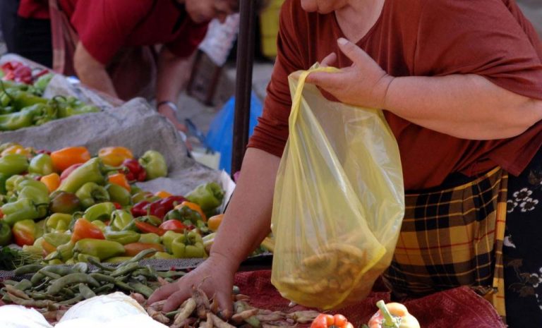 Ηράκλειο: Βουλγάρες κλέφτρες την είχαν «στήσει» στη λαϊκή | Newsit.gr Ηράκλειο: Βουλγάρες κλέφτρες την είχαν «στήσει» στη λαϊκή | Newsit.gr