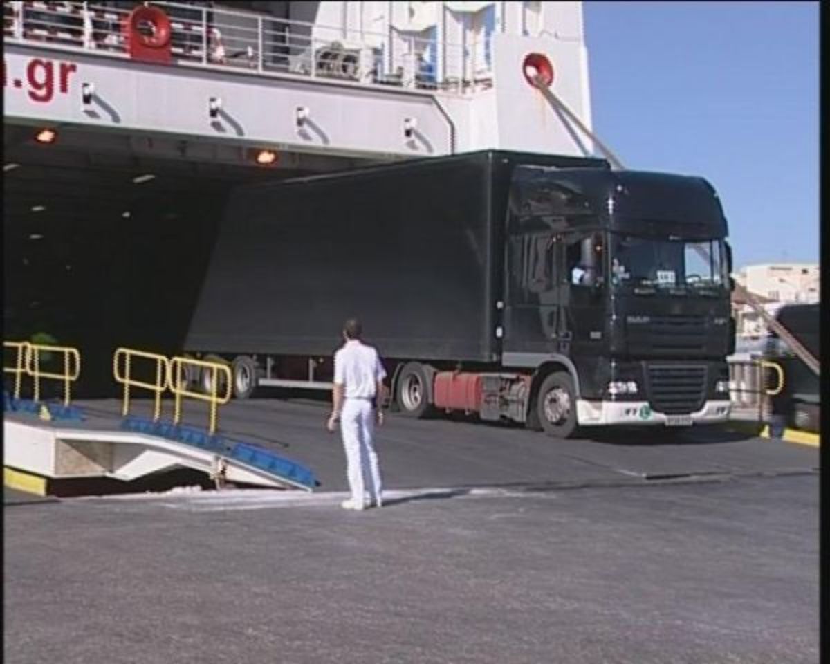 Φθιώτιδα: Η απίστευτη περιπέτεια οδηγού νταλίκας – Βρήκε νεκρό λαθρομετανάστη στην καρότσα του φορτηγού του! | Newsit.gr Φθιώτιδα: Η απίστευτη περιπέτεια οδηγού νταλίκας – Βρήκε νεκρό λαθρομετανάστη στην καρότσα του φορτηγού του! | Newsit.gr