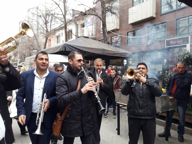 Τσικνοπέμπτη στη Λάρισα με χάλκινα από τη Γουμένισσα | Newsit.gr Τσικνοπέμπτη στη Λάρισα με χάλκινα από τη Γουμένισσα | Newsit.gr