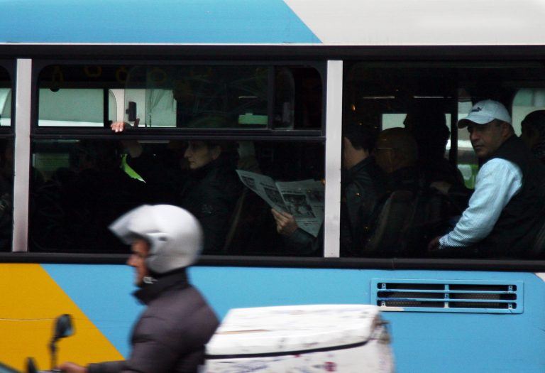 Πέταξαν πέτρες σε λεωφορείο με επιβάτες | Newsit.gr Πέταξαν πέτρες σε λεωφορείο με επιβάτες | Newsit.gr