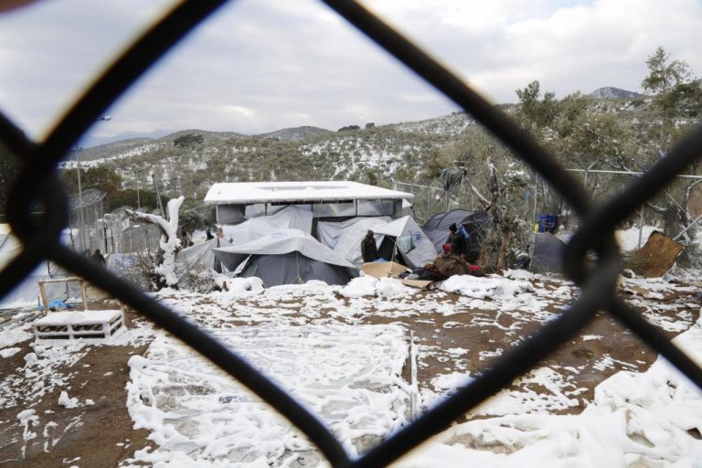 Λέσβος: Με ρυθμούς χελώνας γίνεται η μεταφορά προσφύγων για την κακοκαιρία | Newsit.gr Λέσβος: Με ρυθμούς χελώνας γίνεται η μεταφορά προσφύγων για την κακοκαιρία | Newsit.gr