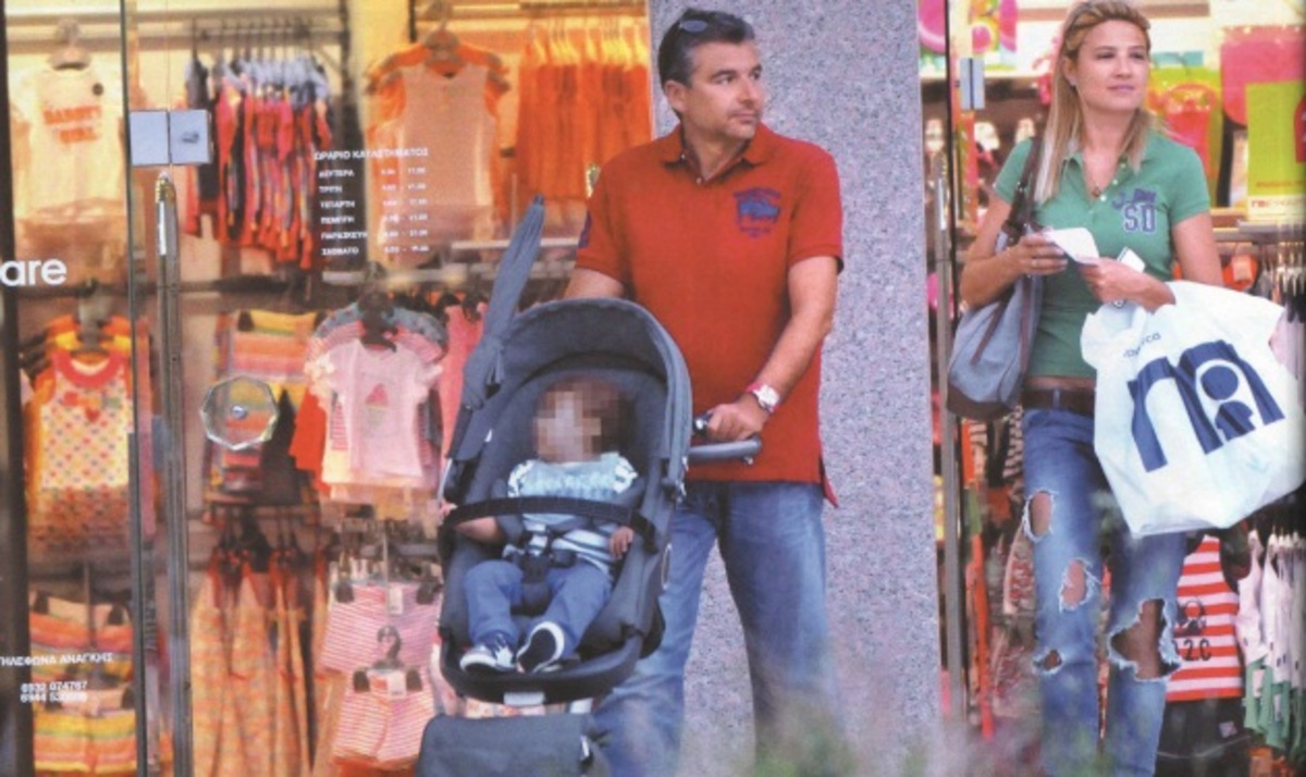 Γ. Λιάγκας – Φ. Σκορδά: Βόλτα στη Γλυφάδα με το μικρό Γιάννη! | Newsit.gr Γ. Λιάγκας – Φ. Σκορδά: Βόλτα στη Γλυφάδα με το μικρό Γιάννη! | Newsit.gr