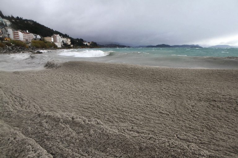 Τα καταγάλανα νερά της λίμνης έγιναν ωκεανός από στάχτη! | Newsit.gr Τα καταγάλανα νερά της λίμνης έγιναν ωκεανός από στάχτη! | Newsit.gr