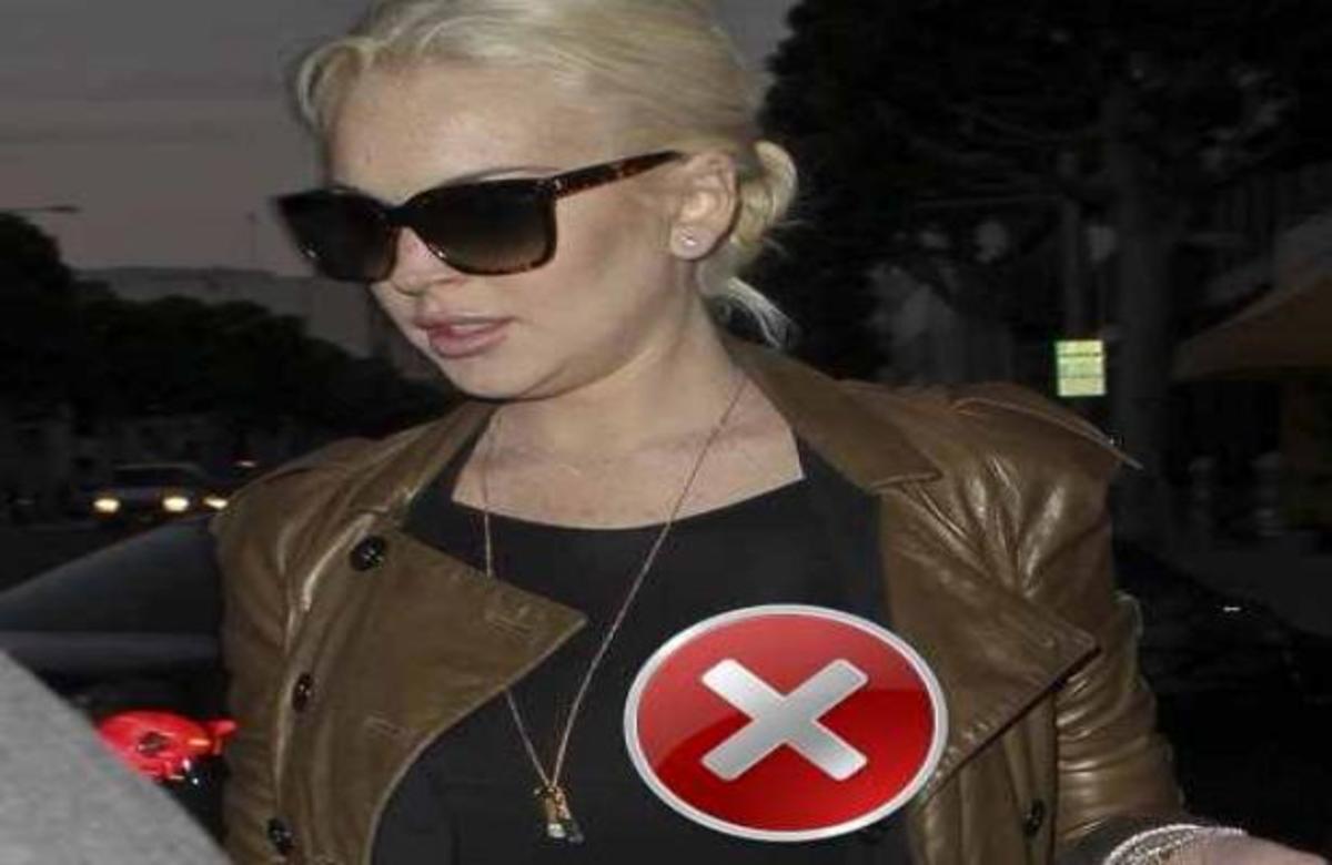 Η μπλούζα πρόδωσε την Lindsay Lohan | Newsit.gr Η μπλούζα πρόδωσε την Lindsay Lohan | Newsit.gr
