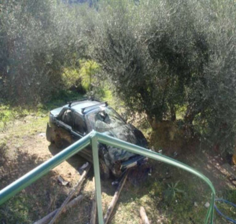 Ηλεία: Εντυπωσιακή κούρσα αυτοκινήτου που προσγειώθηκε… σε λιοστάσι! | Newsit.gr Ηλεία: Εντυπωσιακή κούρσα αυτοκινήτου που προσγειώθηκε… σε λιοστάσι! | Newsit.gr