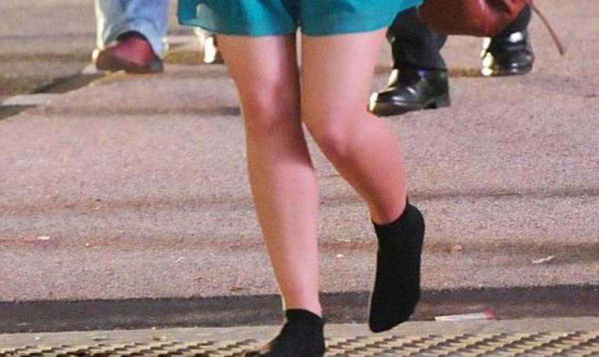 Ποια πριγκίπισσα περπατά στους δρόμους του Λονδίνου με… τις κάλτσες; | Newsit.gr Ποια πριγκίπισσα περπατά στους δρόμους του Λονδίνου με… τις κάλτσες; | Newsit.gr