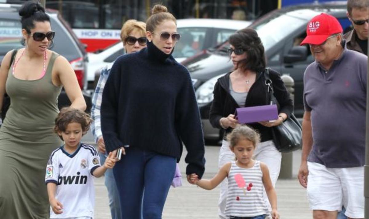 H JLO κάνει κρουαζιέρα με τα δύο της παιδιά και το νέο της αμόρε | Newsit.gr H JLO κάνει κρουαζιέρα με τα δύο της παιδιά και το νέο της αμόρε | Newsit.gr